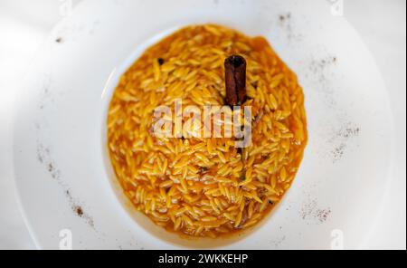 Giouvetsi plat grec, viande dans une casserole, cuit avec des pâtes. Banque D'Images