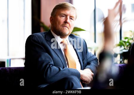 Heerlen, pays-Bas, 21-02-2024 le roi Willem Alexander lors d'une visite de travail à Heerlen-Noord. La visite de travail est axée sur le Programme national de sécurité et de sécurité. Crédit : NLBeeld/POOL/Rob Engelaar Banque D'Images