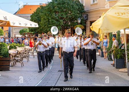 Une bande militaire marche dans la rue à VIII Au Richard Fricsay Regional Military Band Festival. Szekesfehervar, Hongrie - 18 août 2022. Banque D'Images