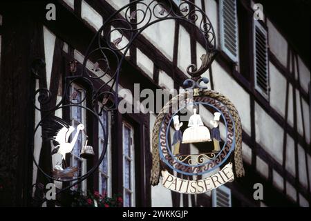 Armoiries de guildes, façades historiques, Alsace, France Banque D'Images