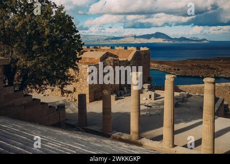 Une partie de la grande stoa hellénistique dans l'Acropole de Lindos. Banque D'Images