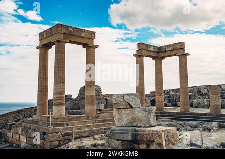 Colonnes restantes du temple d'Athéna Lindia à l'Acropole de Lindos. Banque D'Images