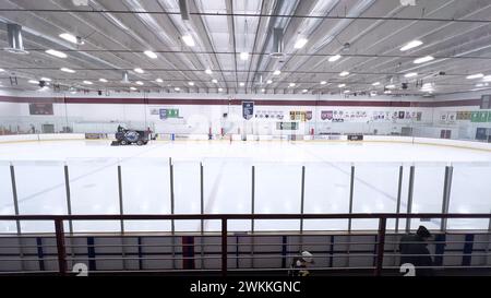 Machine de refaçage de glace perfectionnant la patinoire du complexe sportif intérieur Banque D'Images