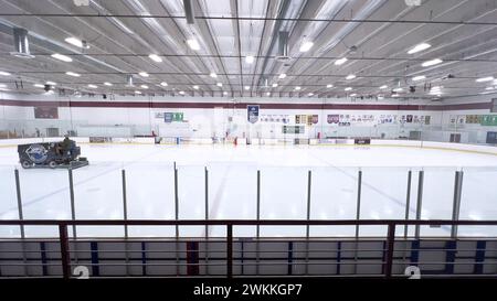 Machine de refaçage de glace perfectionnant la patinoire du complexe sportif intérieur Banque D'Images