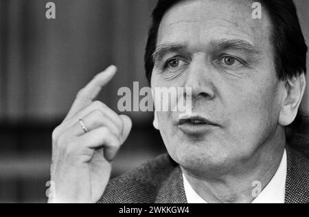 Deutschland, Bonn, 28.10.1993 Archiv. : 43-55-15 fuer Ihr Archiv Foto : Gerhard Schroeder, Ministerpraesident von Niedersachsen fuer Ihr Archiv *** Allemagne, Bonn, 28 10 1993 Archive 43 55 15 pour vos archives photo Gerhard Schroeder, premier ministre de basse-Saxe pour vos archives Banque D'Images