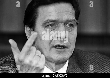Deutschland, Bonn, 28.10.1993 Archiv. : 43-53-25 fuer Ihr Archiv Foto : Gerhard Schroeder, Ministerpraesident von Niedersachsen fuer Ihr Archiv *** Allemagne, Bonn, 28 10 1993 Archive 43 53 25 pour vos archives photo Gerhard Schroeder, premier ministre de basse-Saxe pour vos archives Banque D'Images