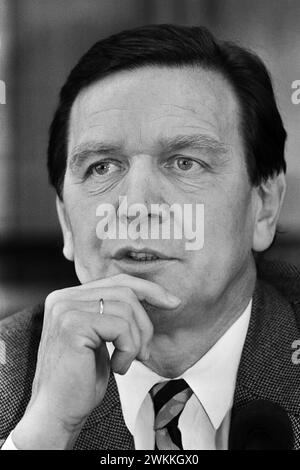 Deutschland, Bonn, 28.10.1993 Archiv. : 43-55-34 fuer Ihr Archiv Foto : Gerhard Schroeder, Ministerpraesident von Niedersachsen fuer Ihr Archiv *** Allemagne, Bonn, 28 10 1993 Archive 43 55 34 pour vos archives photo Gerhard Schroeder, premier ministre de basse-Saxe pour vos archives Banque D'Images