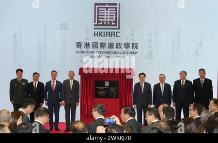 Hong Kong, Chine. 21 février 2024. Les invités posent pour une photo de groupe lors d'une cérémonie organisée pour la création de l'Académie internationale contre la corruption de Hong Kong à Hong Kong, dans le sud de la Chine, le 21 février 2024. POUR ALLER AVEC 'Hong Kong met en place une académie internationale pour promouvoir la coopération mondiale contre la corruption' crédit : lui Siu Wai/Xinhua/Alamy Live News Banque D'Images