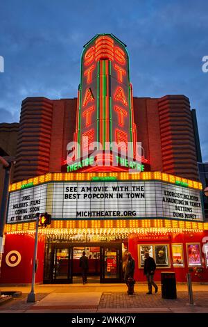 Animée façade néon du théâtre d'État à Blue Hour, Ann Arbor Banque D'Images