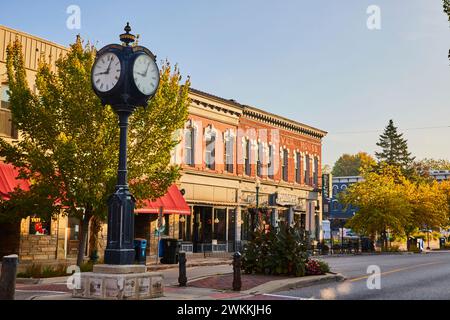 Heure d'or sur la rue historique de Plymouth avec horloge et arbres d'automne Banque D'Images