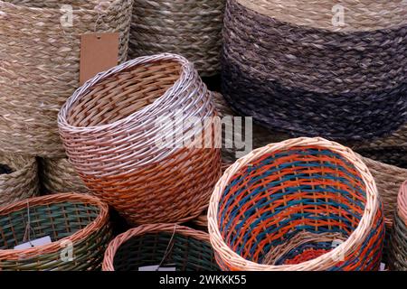 Sac à corde en jute, panier, sac à ficelle en jute naturel, paniers, boîtes écologiques en crochet pour la maison et la décoration, fait à la main Banque D'Images