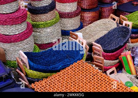 Sac à corde en jute, panier, sac à ficelle en jute naturel, paniers, boîtes écologiques en crochet pour la maison et la décoration, fait à la main Banque D'Images