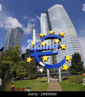 Panorama: Euro-Skulptur vor Commerzbank Zentrale, Eurotower, Frankfurt am main (nur fuer redaktionelle Verwendung. Keine Werbung. Banque de références : Banque D'Images