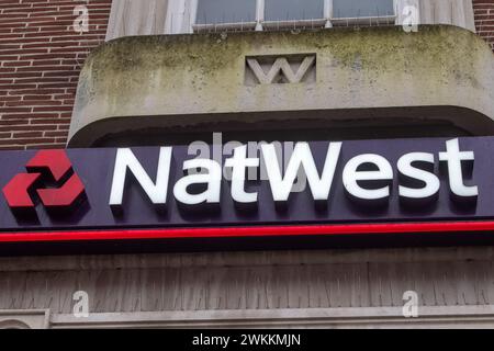 Staines-upon-Thames, Surrey, Royaume-Uni. 21 février 2024. Un NatWest Bank à Staines-upon-Thames, Surrey. Un rapport de Moneyfactscompare a déclaré que les banques britanniques, y compris Lloyds, Barclays, NatWest, HSBC et Santander, ne parviennent pas à répercuter les taux d’intérêt plus élevés pour les comptes faciles d’accès sur les épargnants. Crédit : Maureen McLean/Alamy Live News Banque D'Images