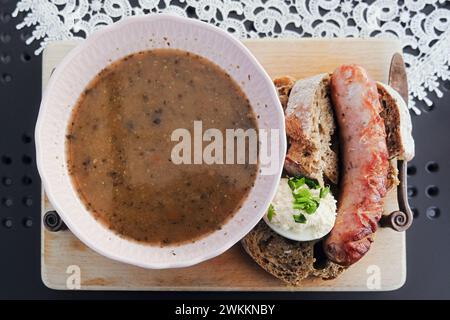 Zurek, recette de soupe traditionnelle polonaise avec œufs et saucisses, élégante assiette de restaurant. Banque D'Images