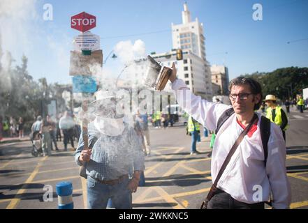 Malaga, Espagne. 21 février 2024. On voit des apiculteurs poser pour une photo alors qu'ils participent à une manifestation d'agriculteurs contre la politique agricole européenne et pour de meilleures conditions de travail. Des centaines de tracteurs ont bloqué les rues principales de la ville pour protester contre les coûts de production élevés et la concurrence déloyale des pays non européens. Crédit : SOPA images Limited/Alamy Live News Banque D'Images