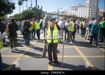 Malaga, Espagne. 21 février 2024. Un agriculteur est vu utiliser une cloche alors qu'il participe à une manifestation d'agriculteurs contre la politique agricole européenne et pour de meilleures conditions de travail. Des centaines de tracteurs ont bloqué les rues principales de la ville pour protester contre les coûts de production élevés et la concurrence déloyale des pays non européens. Crédit : SOPA images Limited/Alamy Live News Banque D'Images