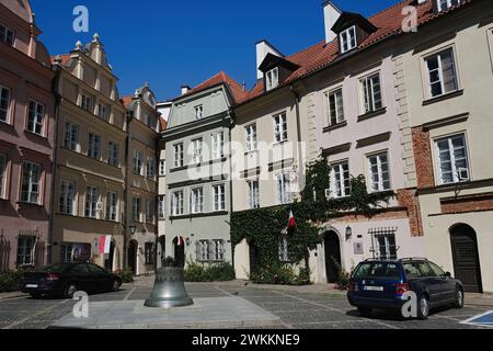 Varsovie, Pologne - 12 août 2023. Canon Square et la cloche des vœux dans la vieille ville de Varsovie, capitale de la Pologne Banque D'Images