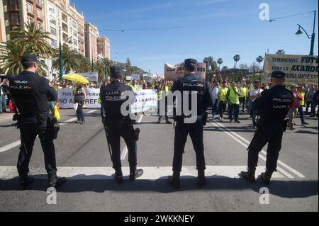 Malaga, Espagne. 21 février 2024. La police espagnole se tient sur ses gardes alors que des manifestants participent à une manifestation d'agriculteurs contre la politique agricole européenne et pour de meilleures conditions de travail. Des centaines de tracteurs ont bloqué les rues principales de la ville pour protester contre les coûts de production élevés et la concurrence déloyale des pays non européens. Crédit : SOPA images Limited/Alamy Live News Banque D'Images