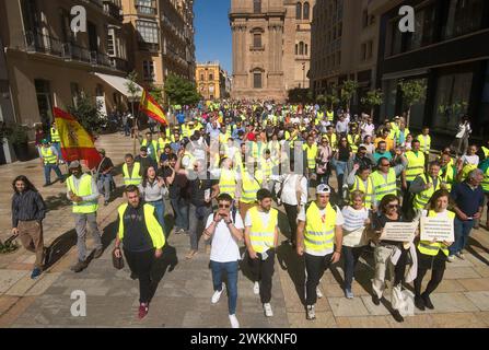 Malaga, Espagne. 21 février 2024. Des manifestants défilent dans une rue alors qu'ils participent à une manifestation d'agriculteurs contre la politique agricole européenne et pour de meilleures conditions de travail. Des centaines de tracteurs ont bloqué les rues principales de la ville pour protester contre les coûts de production élevés et la concurrence déloyale des pays non européens. Crédit : SOPA images Limited/Alamy Live News Banque D'Images