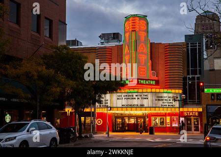 Crépuscule Neon Marquee au State Theatre, Urban Americana Banque D'Images