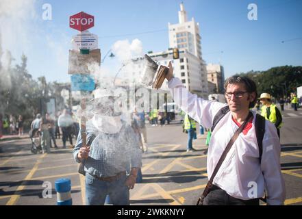 Malaga, Espagne. 21 février 2024. On voit des apiculteurs poser pour une photo alors qu'ils participent à une manifestation d'agriculteurs contre la politique agricole européenne et pour de meilleures conditions de travail. Des centaines de tracteurs ont bloqué les rues principales de la ville pour protester contre les coûts de production élevés et la concurrence déloyale des pays non européens. (Photo de Jesus Merida/SOPA images/SIPA USA) crédit : SIPA USA/Alamy Live News Banque D'Images