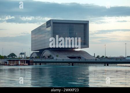 Magnifique coucher de soleil vue sur le lever du soleil depuis le bâtiment Arcapita, Bahrain Bay, Bahreïn Banque D'Images