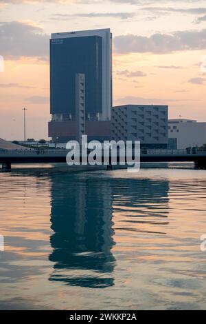 Magnifique coucher de soleil vue sur le lever du soleil depuis le bâtiment Arcapita, Bahrain Bay, Bahreïn Banque D'Images