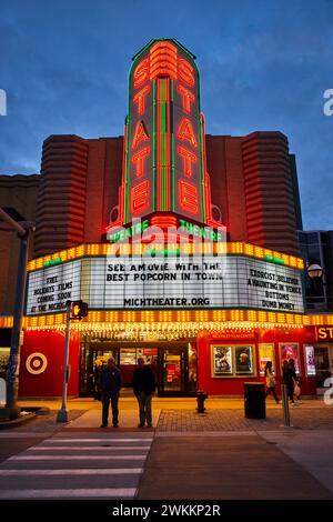 Cinéma classique Neon Marquee au Blue Hour, centre-ville d'Ann Arbor Banque D'Images