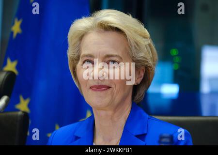 Bruxelles, Belgique. 21 février 2024. Ursula von der Leyen, présidente de la Commission européenne, arrive à la conférence du PPE au Parlement européen à Bruxelles, Belgique, le 21 février 2024. Crédit : ALEXANDROS MICHAILIDIS/Alamy Live News Banque D'Images