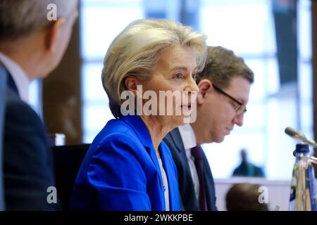 Bruxelles, Belgique. 21 février 2024. Ursula von der Leyen, présidente de la Commission européenne, arrive à la conférence du PPE au Parlement européen à Bruxelles, Belgique, le 21 février 2024. Crédit : ALEXANDROS MICHAILIDIS/Alamy Live News Banque D'Images