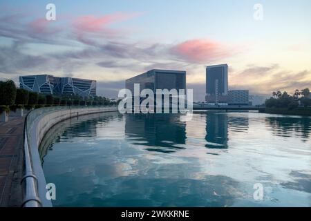 Magnifique coucher de soleil vue sur le lever du soleil depuis le bâtiment Arcapita, Bahrain Bay, Bahreïn Banque D'Images