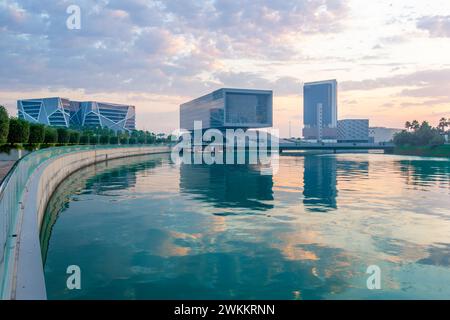 Magnifique coucher de soleil vue sur le lever du soleil depuis le bâtiment Arcapita, Bahrain Bay, Bahreïn Banque D'Images