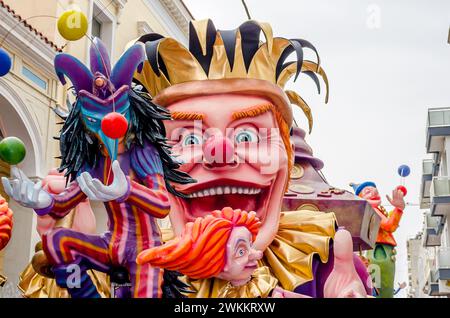 Flotteur géant du roi du carnaval devant la procession. Défilé de rue traditionnel annuel plein de sculptures colorées en mouvement, masques et costumes Banque D'Images