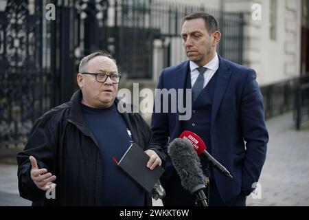 Neil Colwell (à gauche), le frère de Steven Colwell, et l'avocat Padraig O'Muirigh parlent aux médias devant la haute Cour de Belfast suite à l'enquête de son frère Steven Colwell, décédé à l'âge de 23 ans en avril 2006 après que la police a ouvert le feu sur la BMW volée qu'il conduisait quand il ne s'est pas arrêté à un poste de contrôle à Ballynahinch, dans le comté de Down. Date de la photo : mercredi 21 février 2024. Banque D'Images