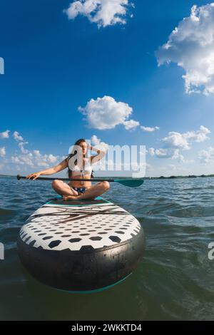 heureuse femme étonnante sur le supboard Banque D'Images