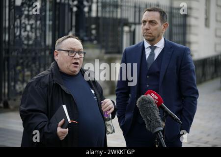 Neil Colwell (à gauche), le frère de Steven Colwell, et l'avocat Padraig O'Muirigh parlent aux médias devant la haute Cour de Belfast suite à l'enquête de son frère Steven Colwell, décédé à l'âge de 23 ans en avril 2006 après que la police a ouvert le feu sur la BMW volée qu'il conduisait quand il ne s'est pas arrêté à un poste de contrôle à Ballynahinch, dans le comté de Down. Date de la photo : mercredi 21 février 2024. Banque D'Images