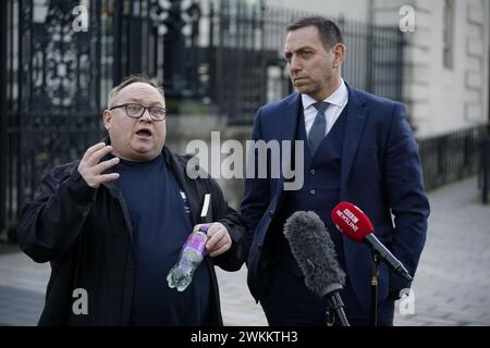 Neil Colwell (à gauche), le frère de Steven Colwell, et l'avocat Padraig O'Muirigh parlent aux médias devant la haute Cour de Belfast suite à l'enquête de son frère Steven Colwell, décédé à l'âge de 23 ans en avril 2006 après que la police a ouvert le feu sur la BMW volée qu'il conduisait quand il ne s'est pas arrêté à un poste de contrôle à Ballynahinch, dans le comté de Down. Date de la photo : mercredi 21 février 2024. Banque D'Images