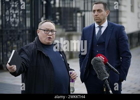 Neil Colwell (à gauche), le frère de Steven Colwell, et l'avocat Padraig O'Muirigh parlent aux médias devant la haute Cour de Belfast suite à l'enquête de son frère Steven Colwell, décédé à l'âge de 23 ans en avril 2006 après que la police a ouvert le feu sur la BMW volée qu'il conduisait quand il n'a pas réussi à s'arrêter à un poste de contrôle à Ballynahinch, comté de Down.date de la photo : mercredi 21 février 2024. Banque D'Images