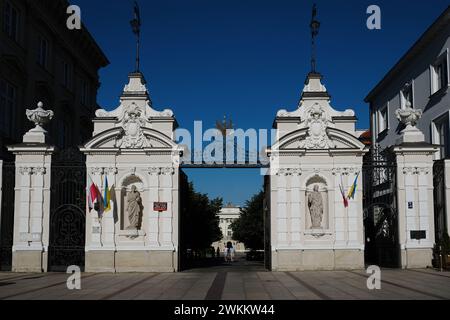 Varsovie, Pologne - 12 août 2023. Porte principale de l'Université de Varsovie, la meilleure école polonaise. Banque D'Images