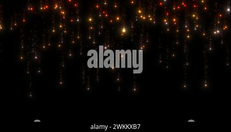 Un rideau orange de lumières étincelantes. Particules rouges, oranges, jaunes, blanches avec des queues de petites particules dispersées tombant sur un fond noir Banque D'Images