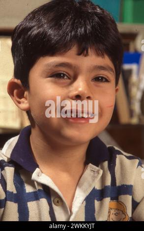 San Antonio Texas USA, 1996 : un garçon hispanique sourit dans sa classe de première année. ©Bob Daemmrich Banque D'Images