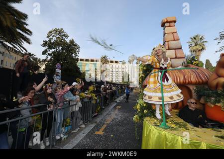 Nice, France. 21 février 2024. © PHOTOPQR/NICE MATIN/Patrice Lapoirie ; Nice ; 21/02/2024 ; bataille de fleurs carnaval Nice carnaval de Nice 2024 France, 21 février 2024 bataille de fleurs au carnaval de Nice crédit : MAXPPP/Alamy Live News Banque D'Images