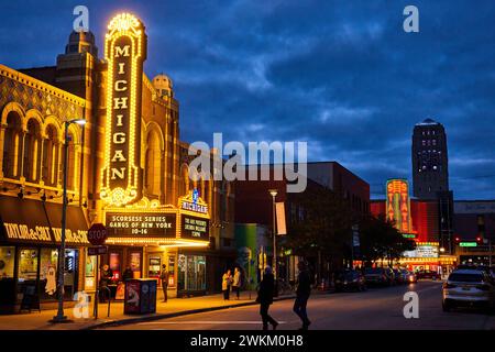 Théâtres dynamiques du Michigan au crépuscule, scène de rue urbaine Banque D'Images