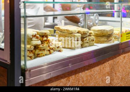 Une pile de Bolo do caco, un pain plat circulaire de Madère sur un petit stand à Funchal, Portugal, sur l'île Canaries de Madère. Banque D'Images