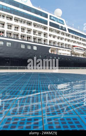 Bateau de croisière amarré par l'attraction touristique salutations au soleil à Zadar, Croatie Banque D'Images