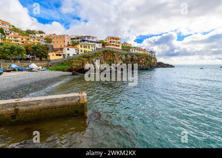 Le pittoresque village de pêcheurs en bord de mer de Câmara de Lobos, Portugal, îles Canaries, avec sa plage de galets et ville colorée de boutiques et de cafés. Banque D'Images