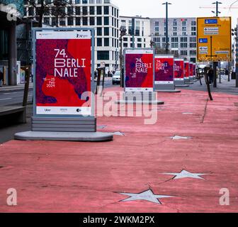 Boulevard des étoiles abandonné dans le centre de Berlin, version allemande du Walk of Fame hollywoodien avec panneaux du Festival du film de Berlin Berlinale Banque D'Images