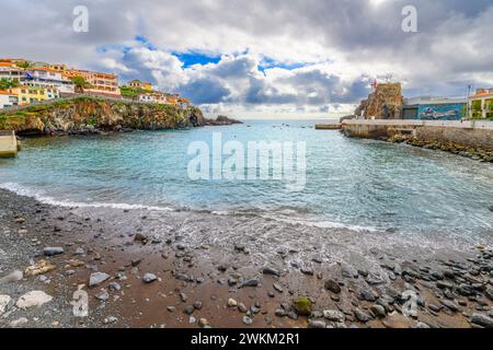 Le pittoresque village de pêcheurs en bord de mer de Câmara de Lobos, Portugal, îles Canaries, avec sa plage de galets et ville colorée de boutiques et de cafés. Banque D'Images