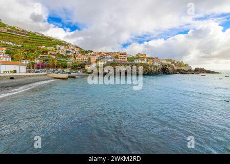 Le pittoresque village de pêcheurs en bord de mer de Câmara de Lobos, Portugal, îles Canaries, avec sa plage de galets et ville colorée de boutiques et de cafés. Banque D'Images